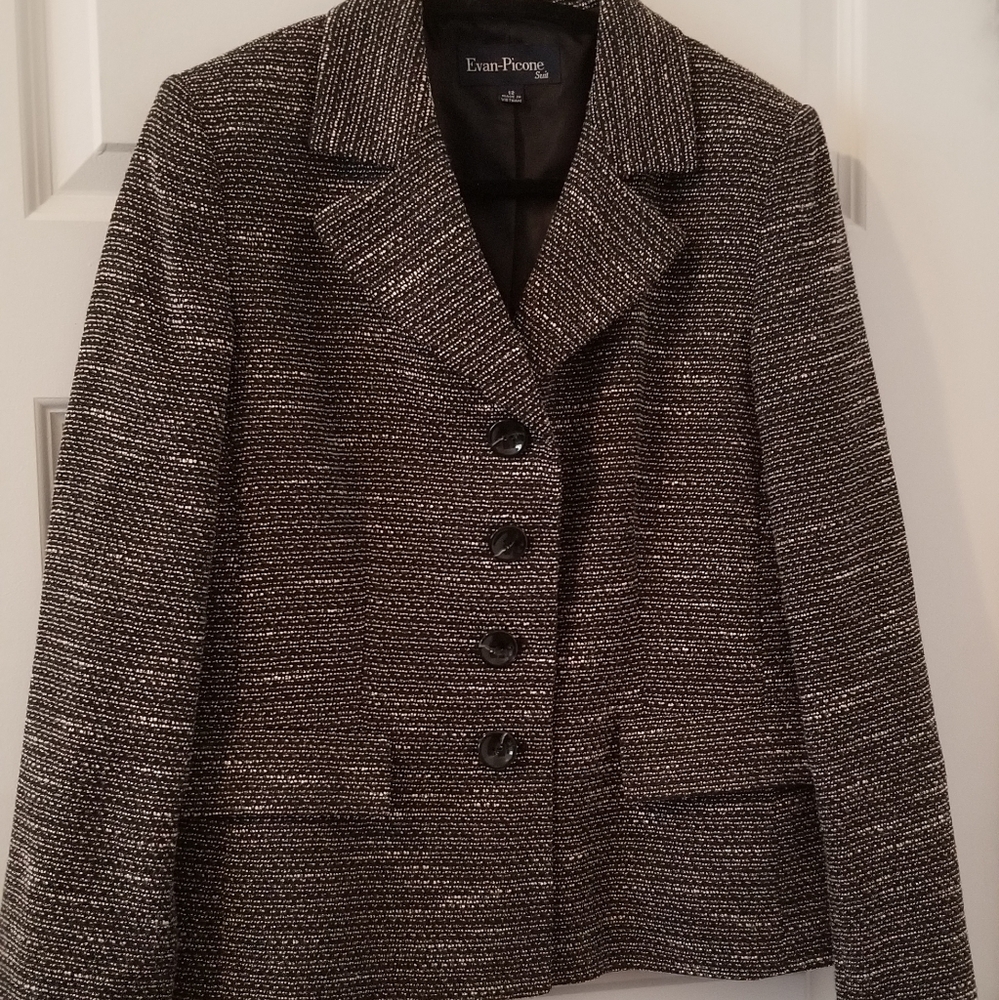 Two pieces suit with skirt
